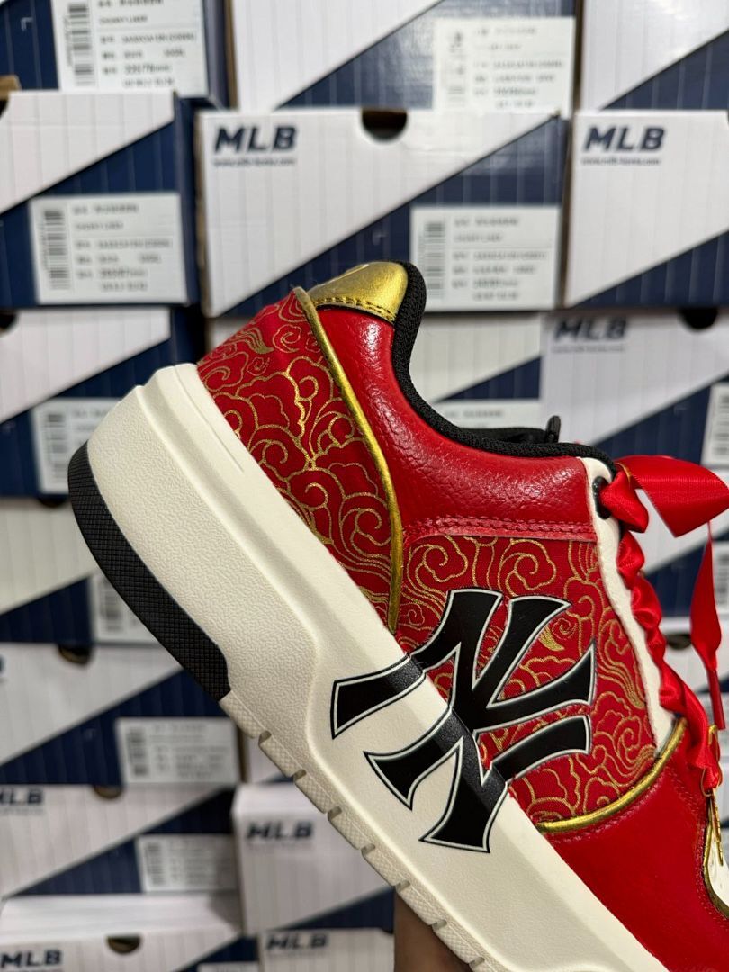 MLB New York Yankees Chunky Liner Red Gold Oriental Pattern Pearl Charm Sneakers 3ASXCA12N