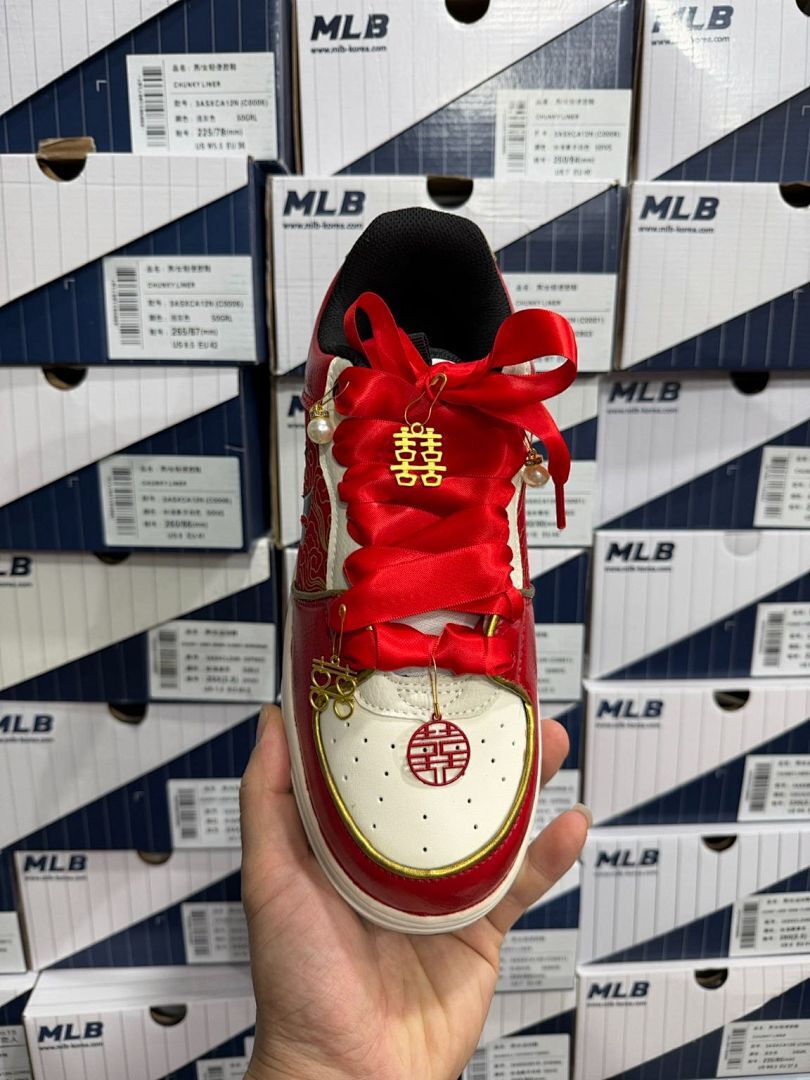 MLB New York Yankees Chunky Liner Red Gold Oriental Pattern Pearl Charm Sneakers 3ASXCA12N