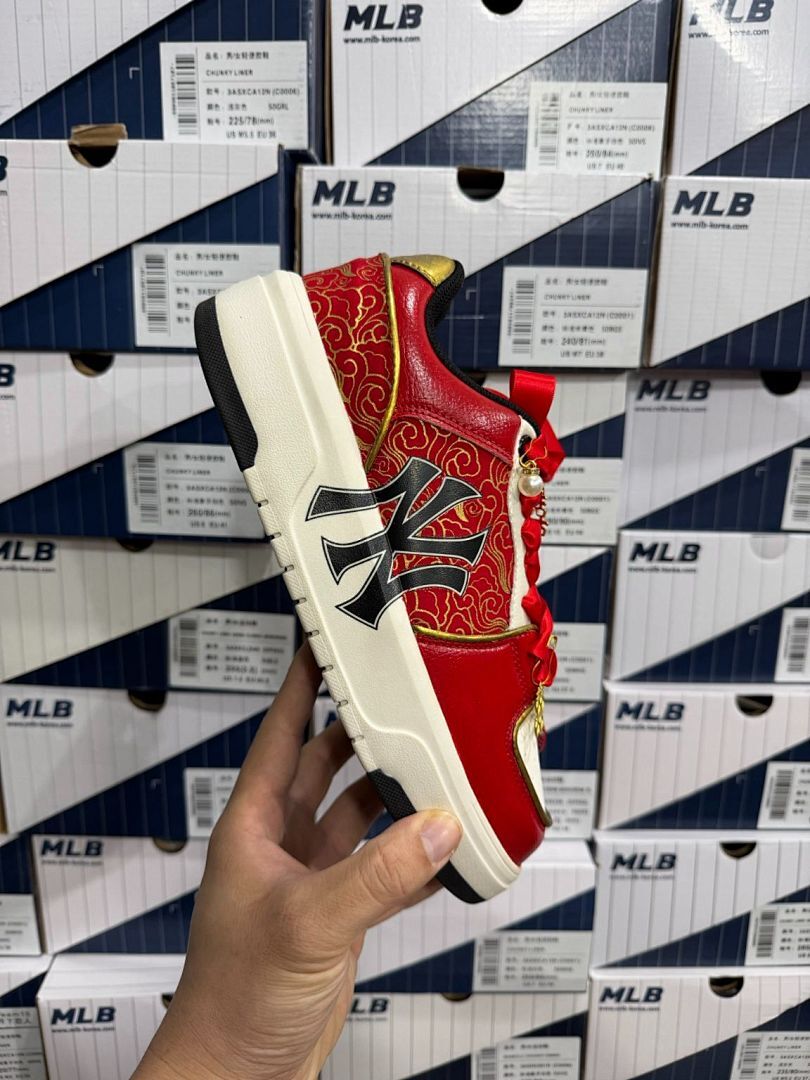 MLB New York Yankees Chunky Liner Red Gold Oriental Pattern Pearl Charm Sneakers 3ASXCA12N