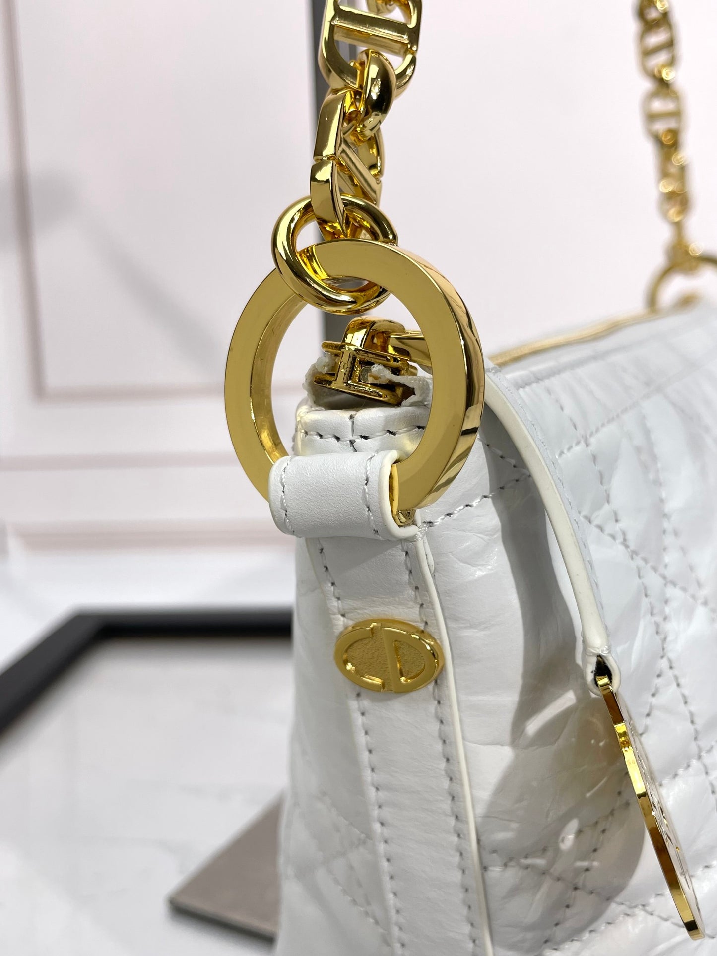 Elegant White Quilted Shoulder Bag with Gold-Tone Chain Strap - Chic Hobo Style
