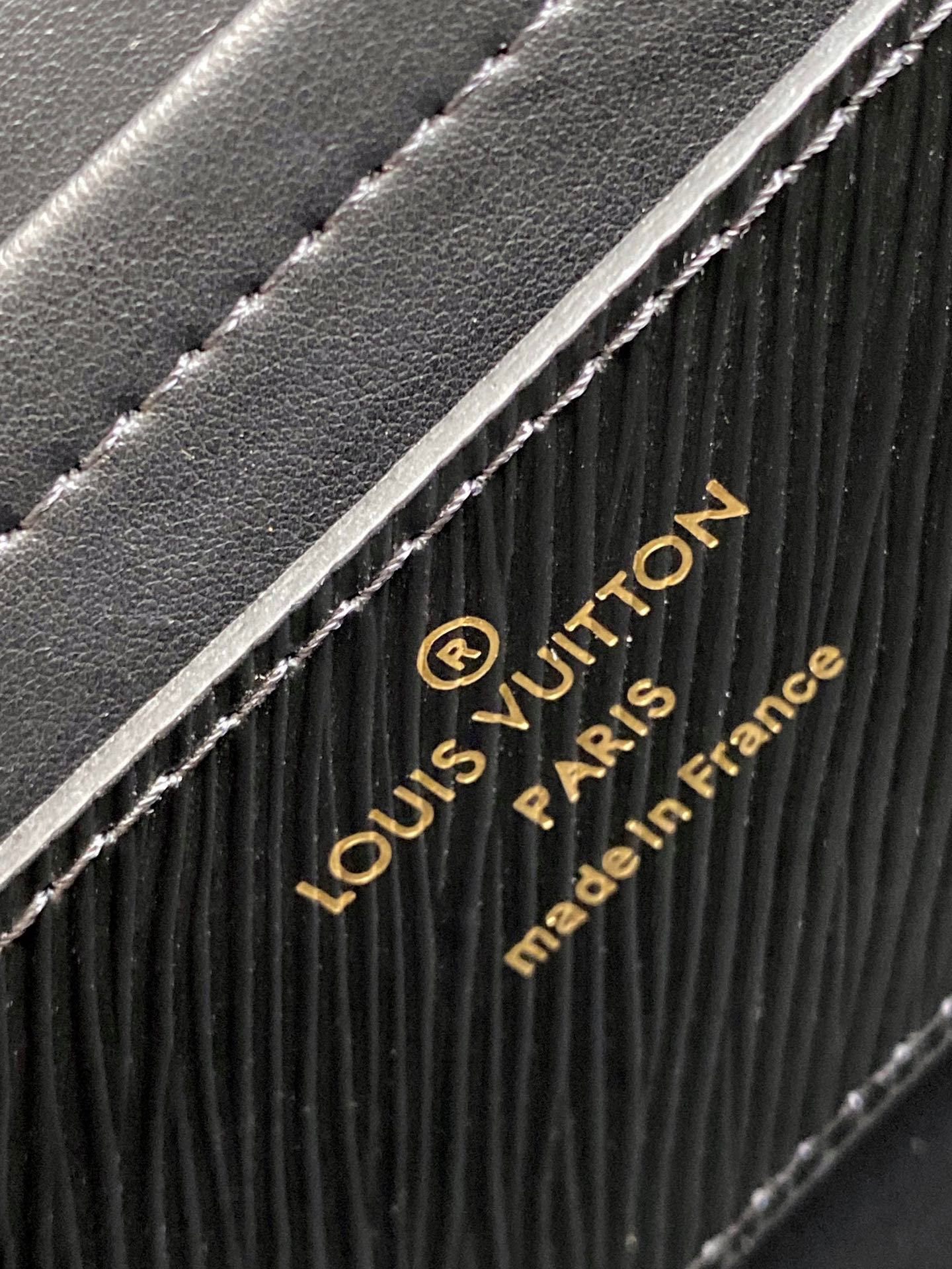 Louis Vuitton Twist MM Black Epi Leather Handbag with Gold Hardware
