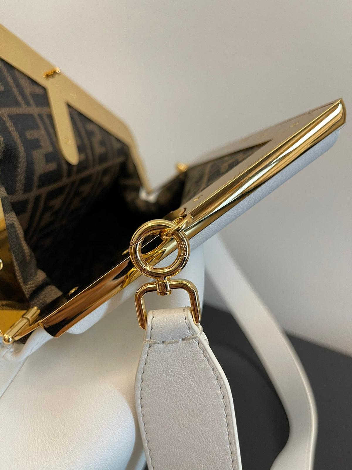 Elegant White Leather Clutch Bag with Unique F-Shaped Frame and Detachable Shoulder Strap