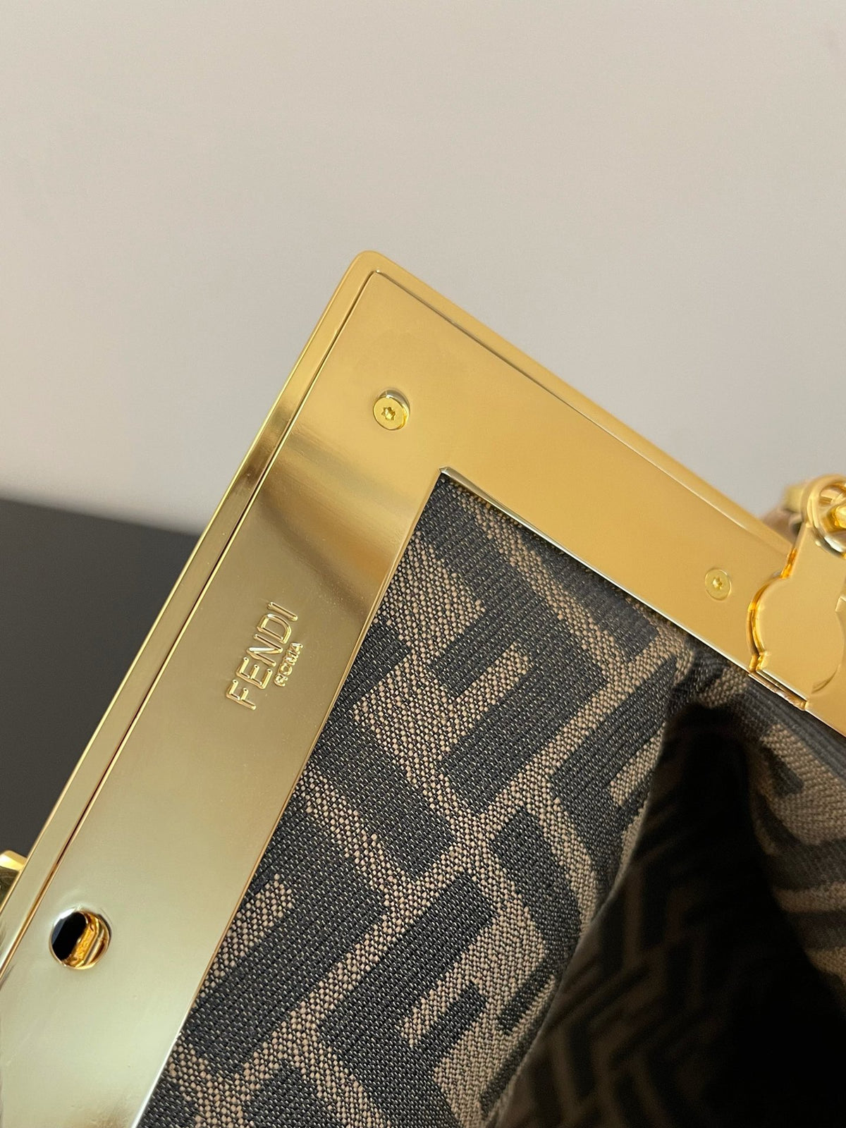 Elegant White Leather Clutch Bag with Unique F-Shaped Frame and Detachable Shoulder Strap