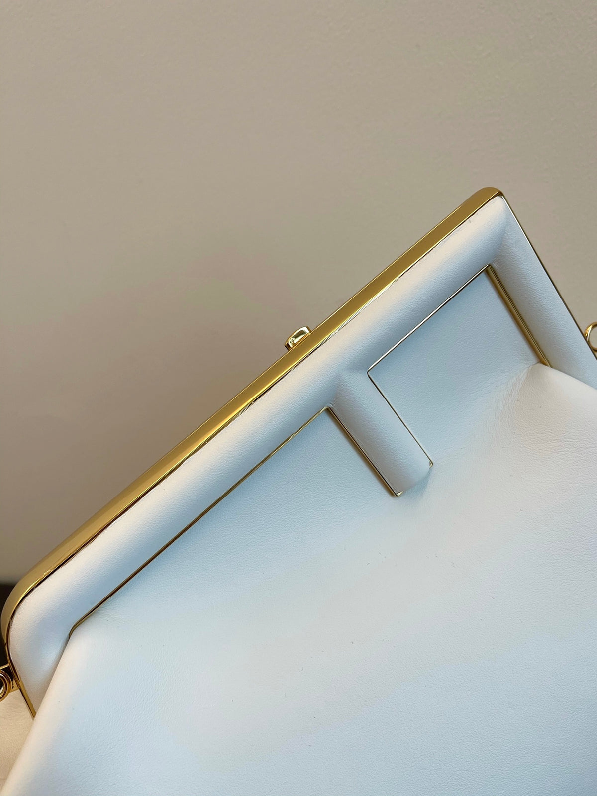 Elegant White Leather Clutch Bag with Unique F-Shaped Frame and Detachable Shoulder Strap
