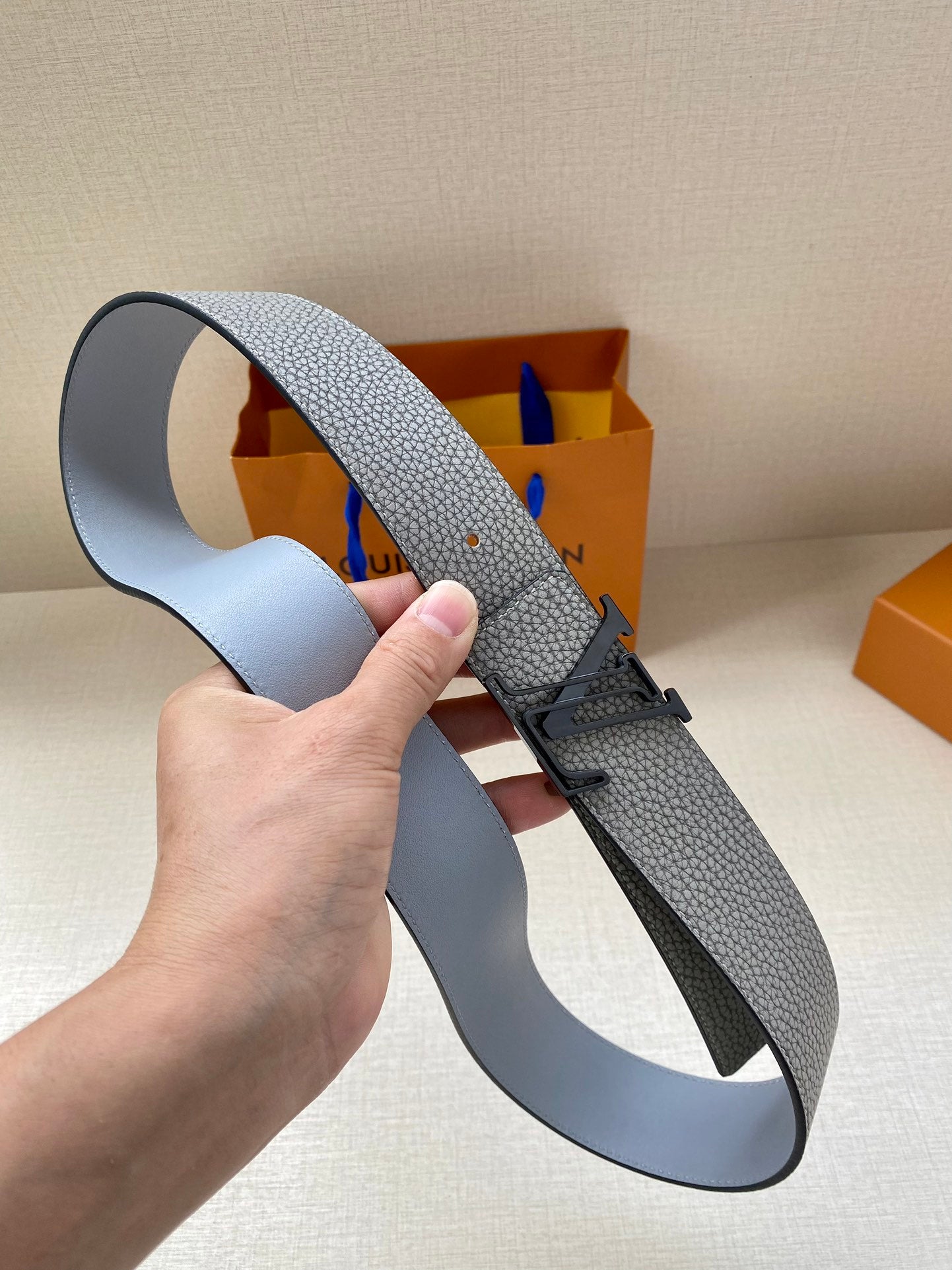 Louis Vuitton LV Initiales 40mm Grey Textured Leather Men's Belt with Matte Black Buckle - Designer Luxury Fashion Accessory