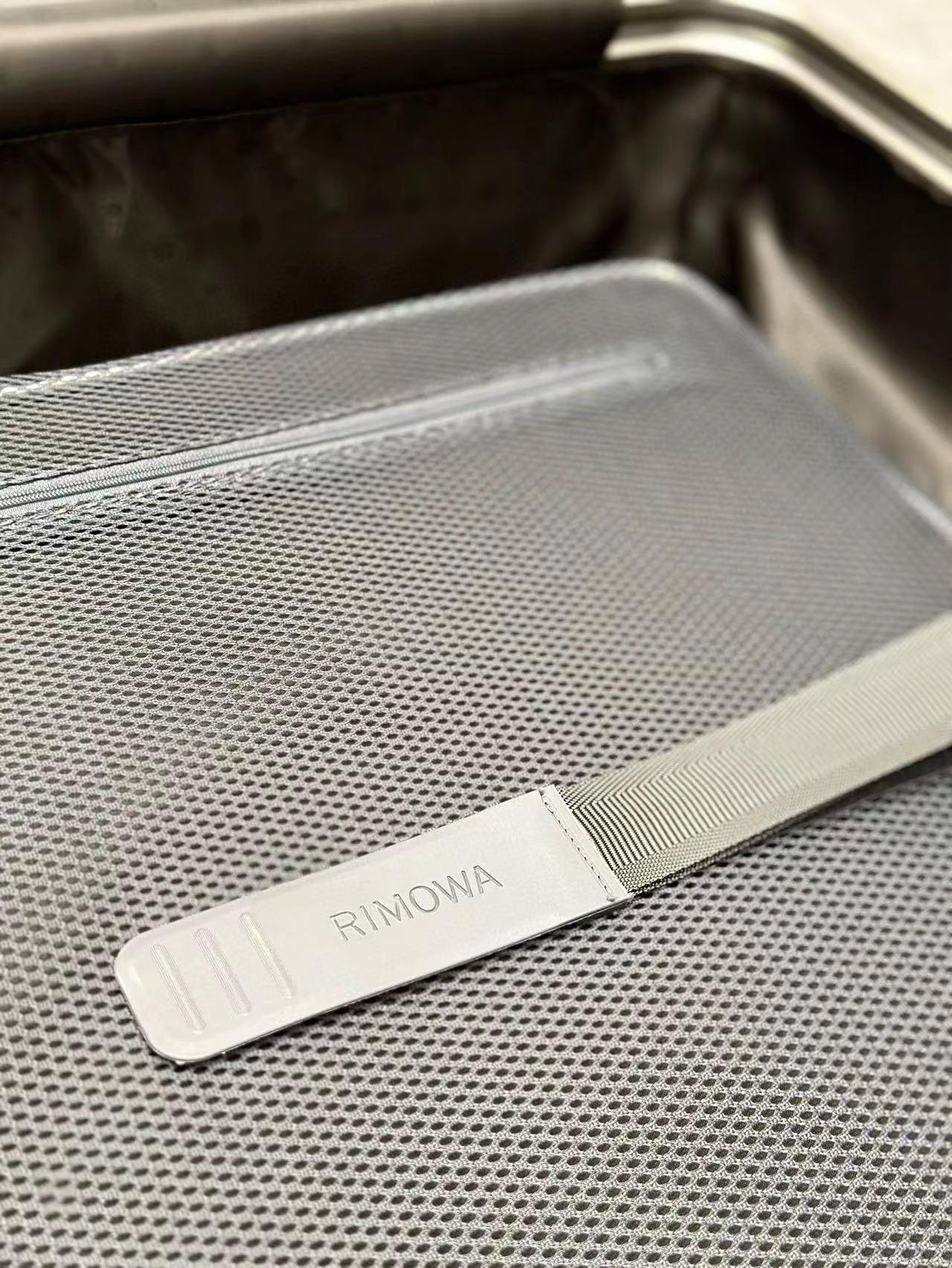 Modern Champagne Gold Grooved Hardshell Spinner Travel Suitcase