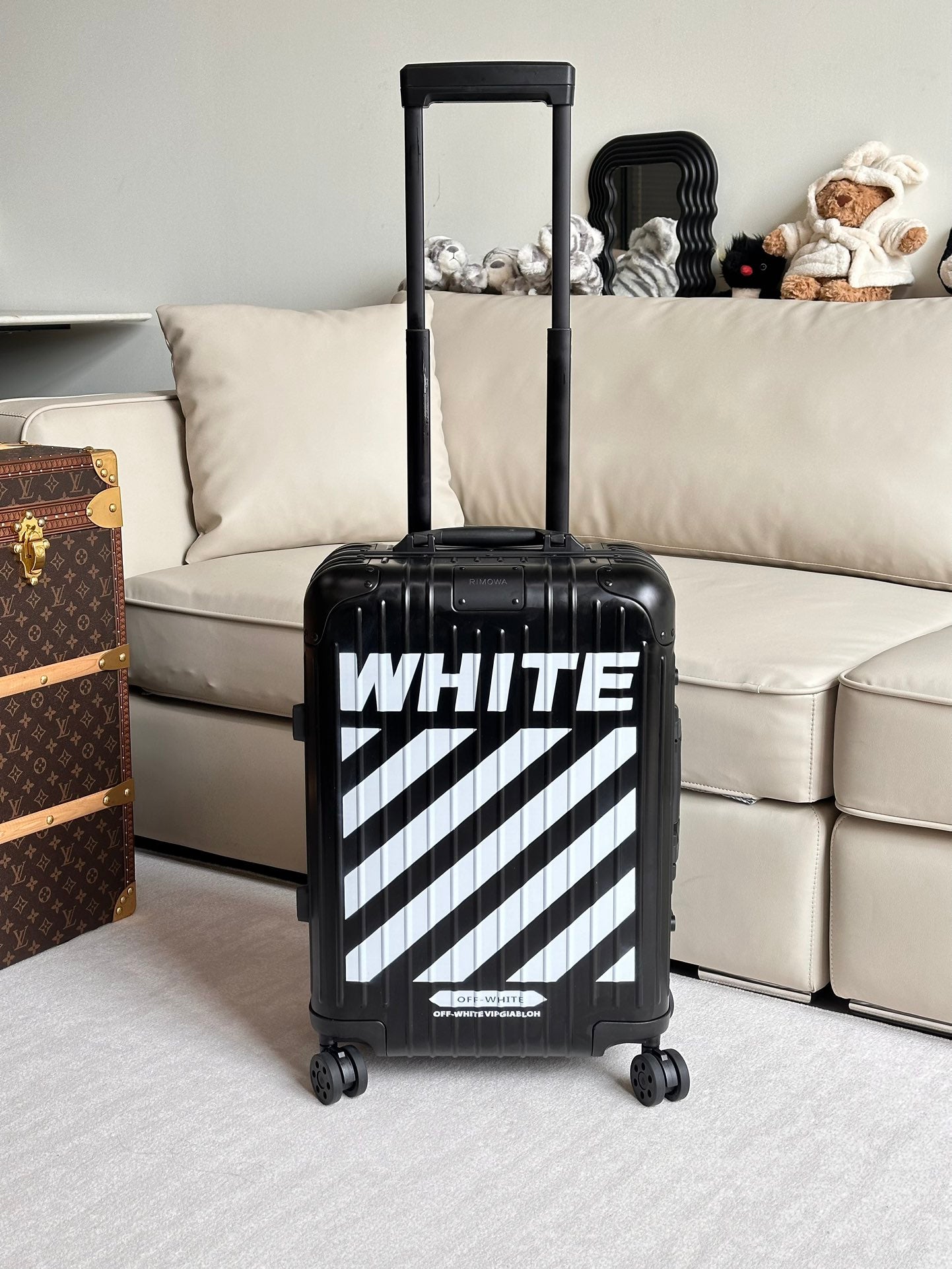 Modern Black Hardshell Spinner Suitcase with White Graphic Print