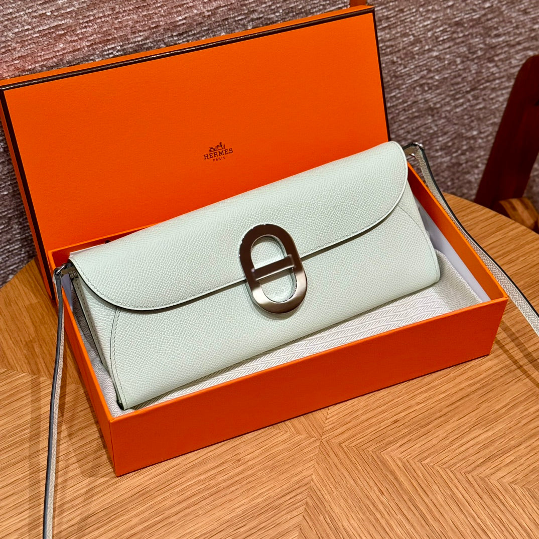 Hermès Roulis Slim Leather Wallet in Mint Green